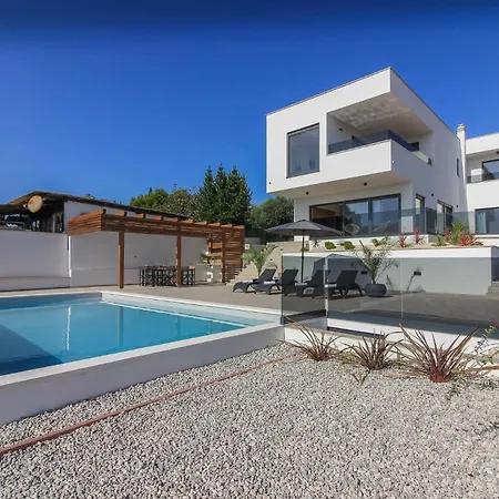 Mit Privatpool Fuer 8 Personen Ca 200 Qm In Pomer, Istrien Istrische Riviera 度假居
