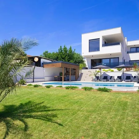 度假居 Mit Privatpool Fuer 8 Personen Ca 200 Qm In Pomer, Istrien Istrische Riviera
